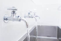 有資格者と熟練技術者による丁寧な施工風景